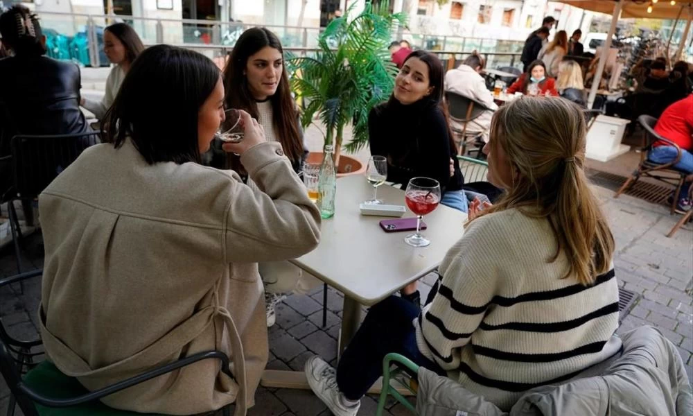 Γάλλοι ταξιδεύουν στη Μαδρίτη για καφέ και μπίρα